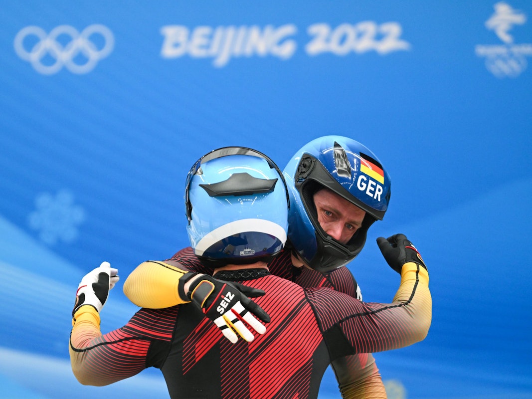 Francesco Friedrich und Thorsten Margis umarmen sich