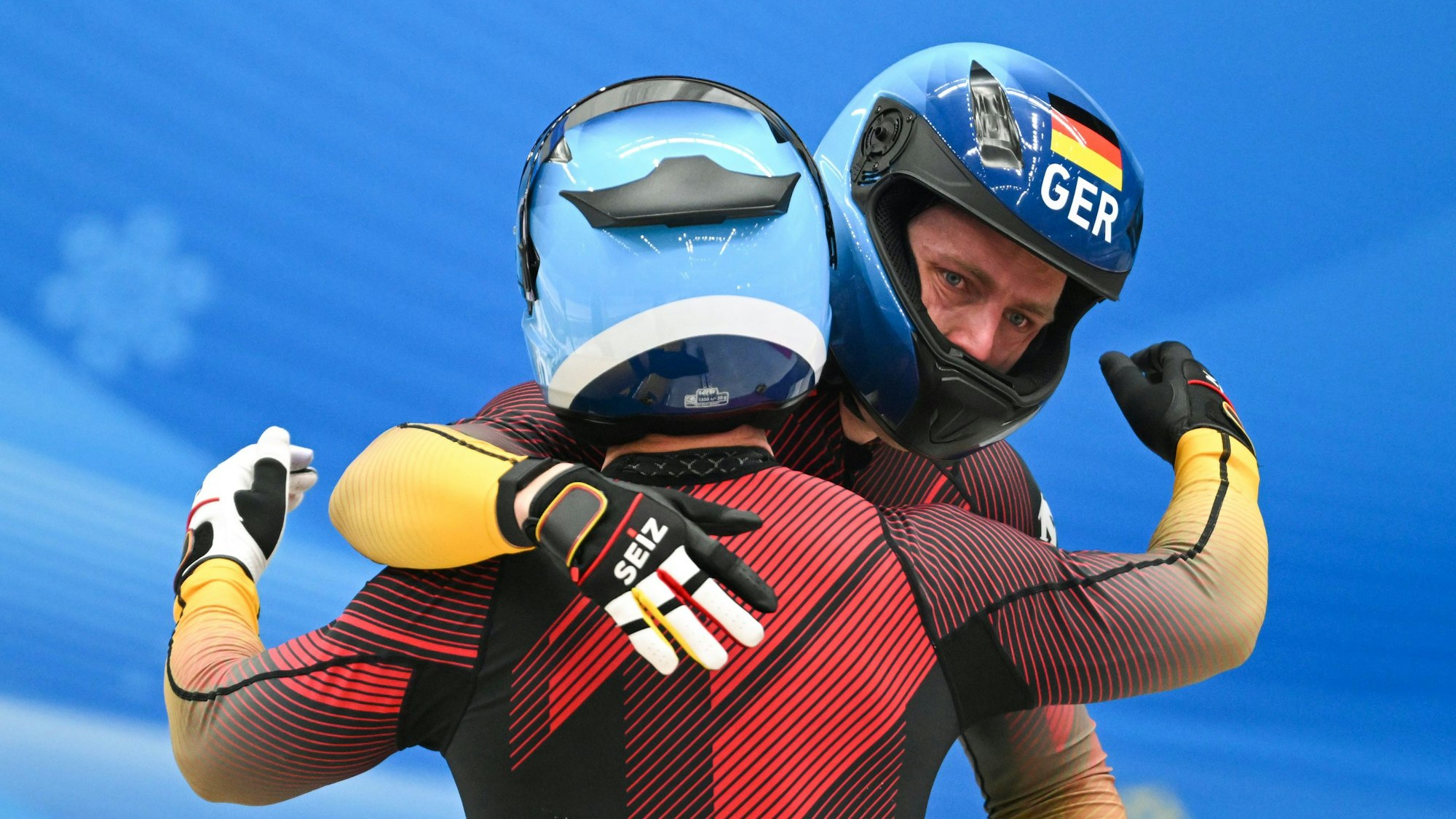 Francesco Friedrich und Thorsten Margis umarmen sich