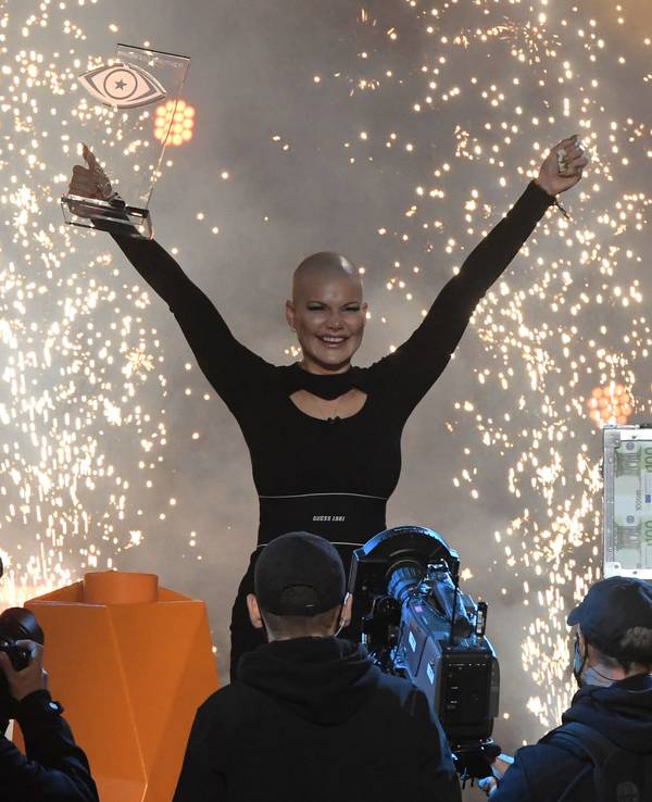 Melanie Müller jubelt nach ihrem Sieg beim Promi Big Brother Event 2021. Nach drei Wochen leben vor Fernsehkameras wählten die Zuschauer sie zur Siegerin im Container.