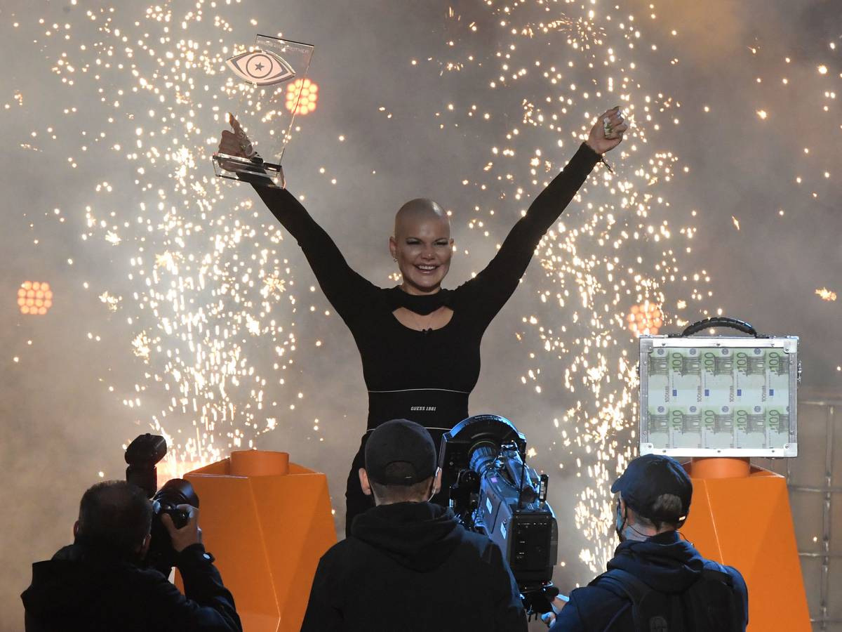 Melanie Müller jubelt nach ihrem Sieg beim Promi Big Brother Event 2021. Nach drei Wochen leben vor Fernsehkameras wählten die Zuschauer sie zur Siegerin im Container.
