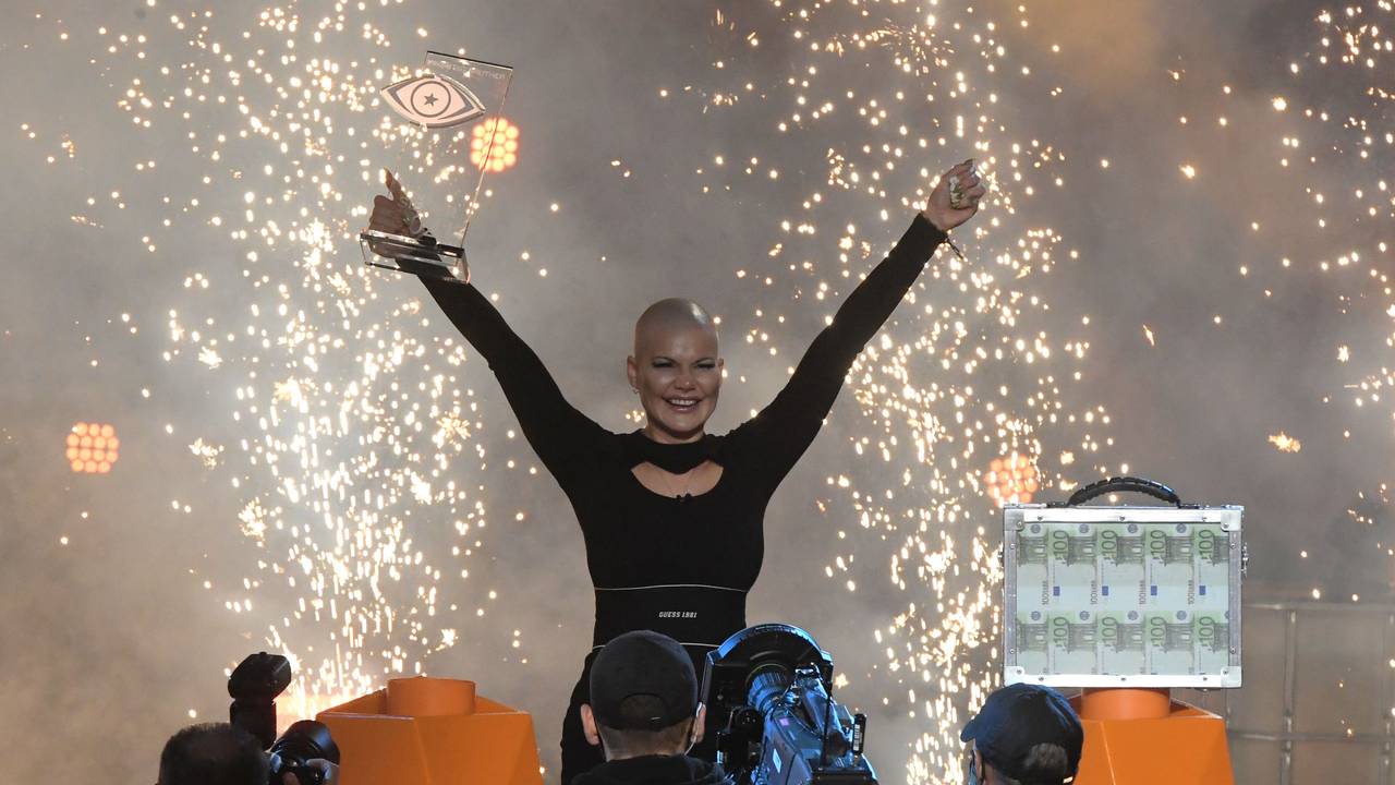 Melanie Müller jubelt nach ihrem Sieg beim Promi Big Brother Event 2021. Nach drei Wochen leben vor Fernsehkameras wählten die Zuschauer sie zur Siegerin im Container.