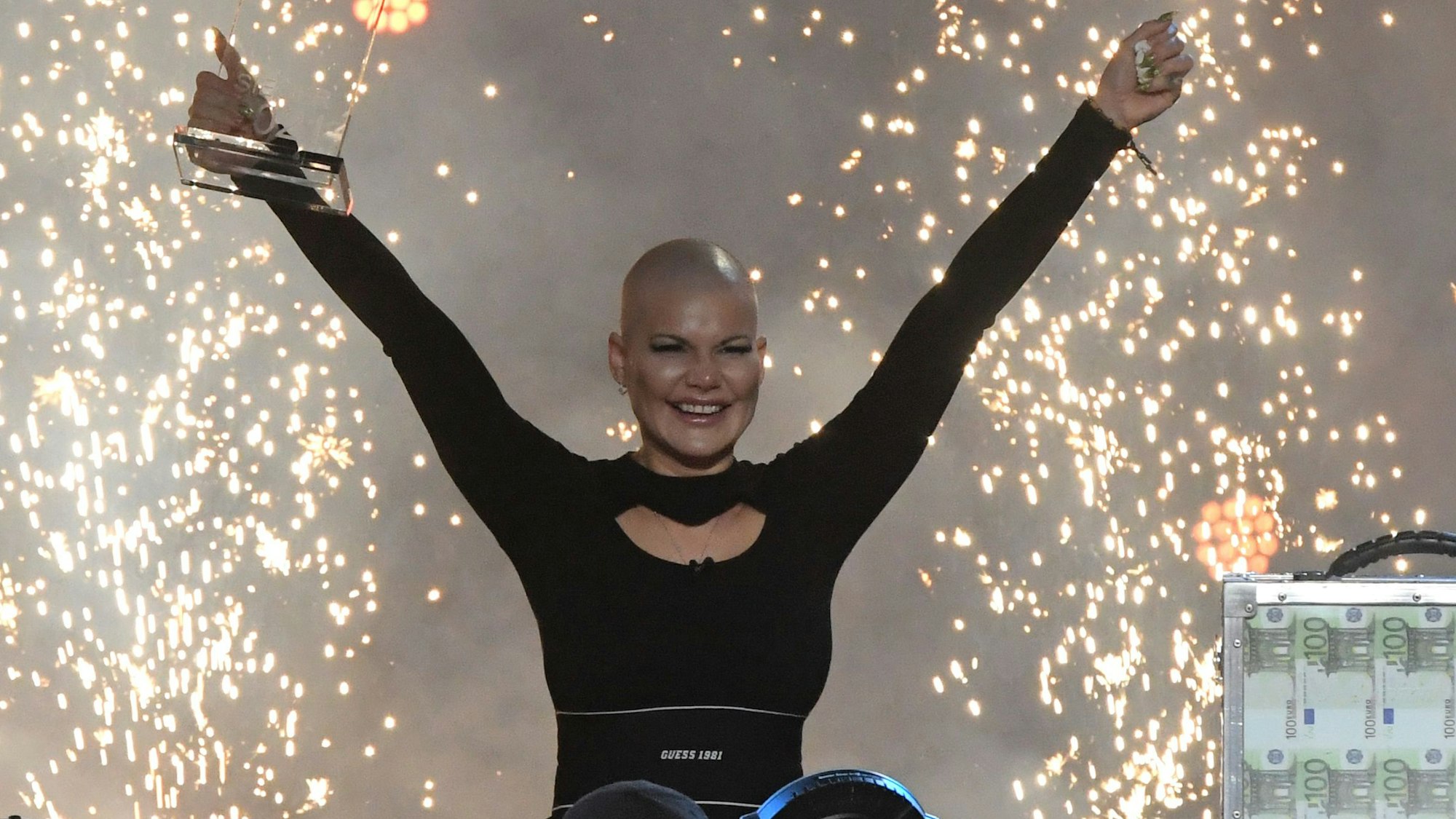 Melanie Müller jubelt nach ihrem Sieg beim Promi Big Brother Event 2021. Nach drei Wochen leben vor Fernsehkameras wählten die Zuschauer sie zur Siegerin im Container.