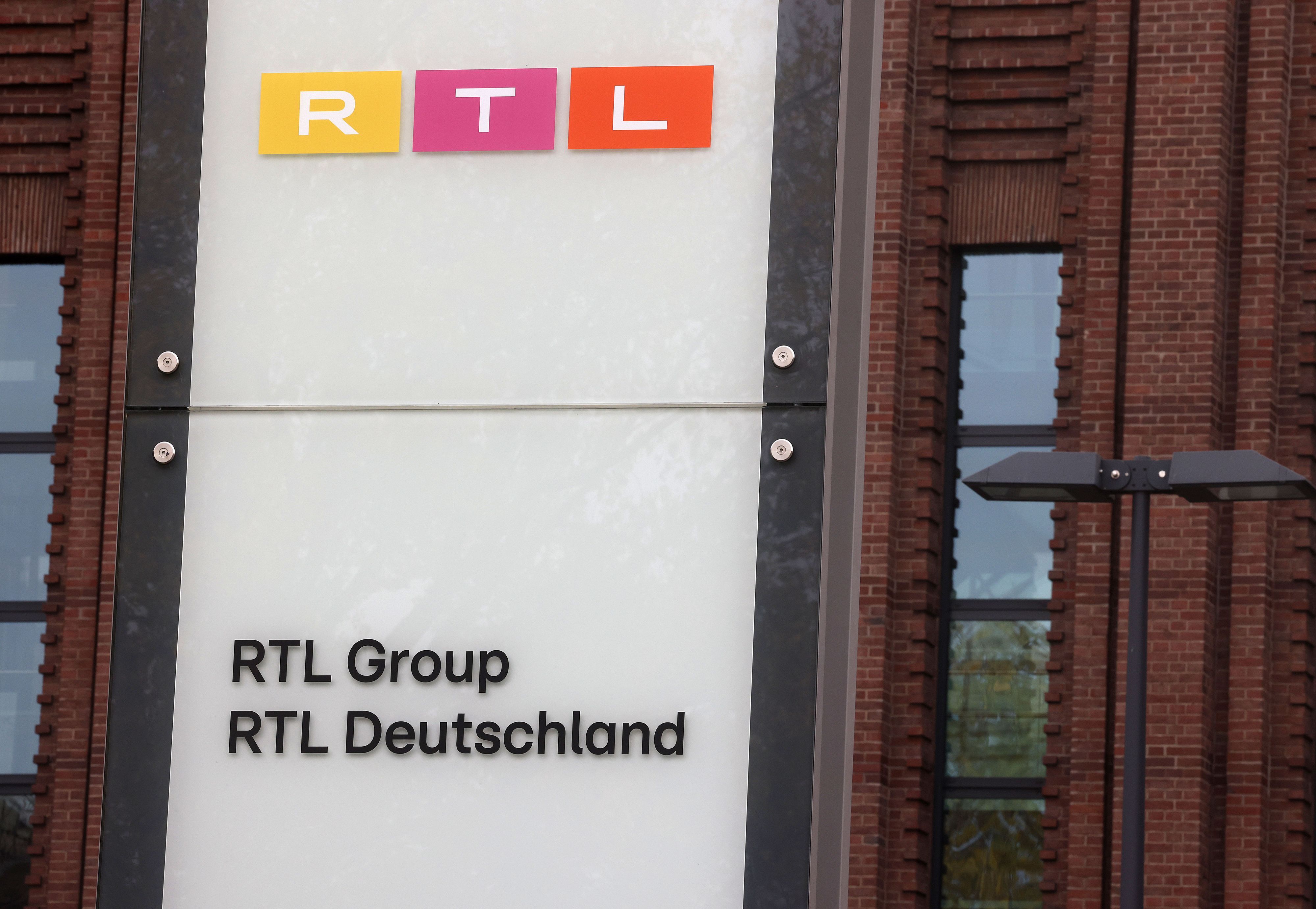 Ein Firmenschild von RTL Deutschland steht vor dem Sendezentrum des privaten Fernsehsenders.