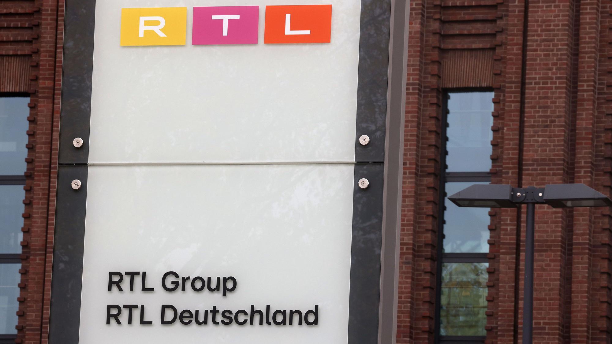 Ein Firmenschild von RTL Deutschland steht vor dem Sendezentrum des privaten Fernsehsenders.