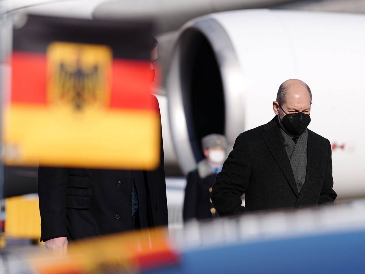 Bundeskanzler Olaf Scholz (SPD) verlässt bei seiner Ankunft den Airbus A340 der Luftwaffe.