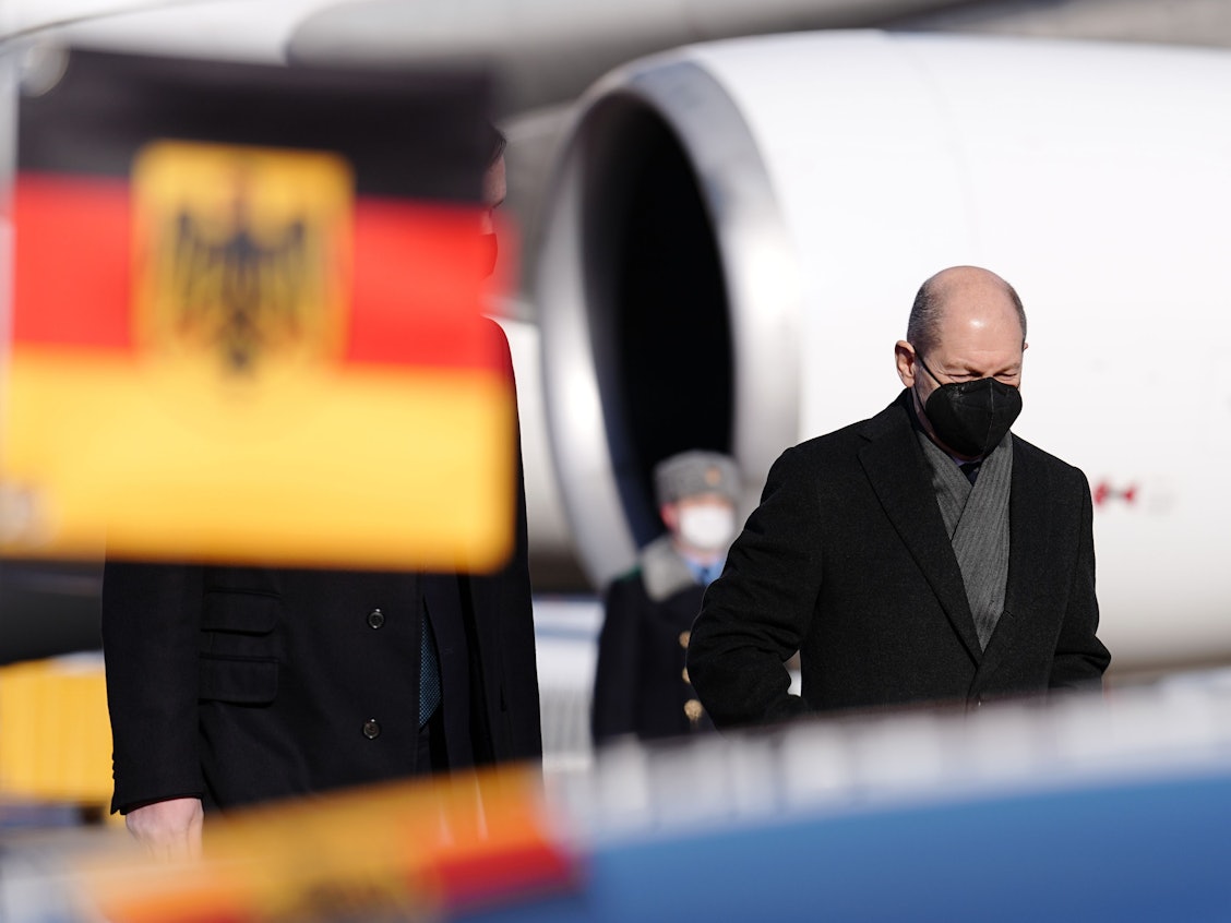 Bundeskanzler Olaf Scholz (SPD) verlässt bei seiner Ankunft den Airbus A340 der Luftwaffe.