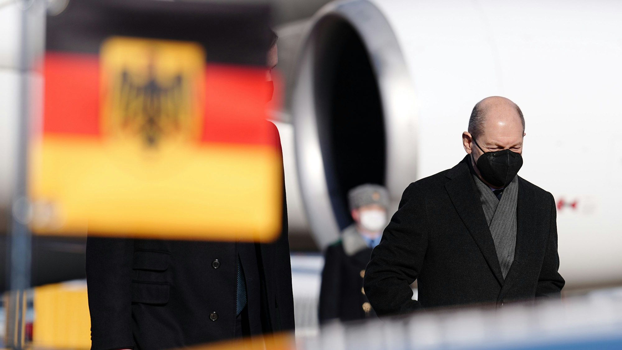 Bundeskanzler Olaf Scholz (SPD) verlässt bei seiner Ankunft den Airbus A340 der Luftwaffe.