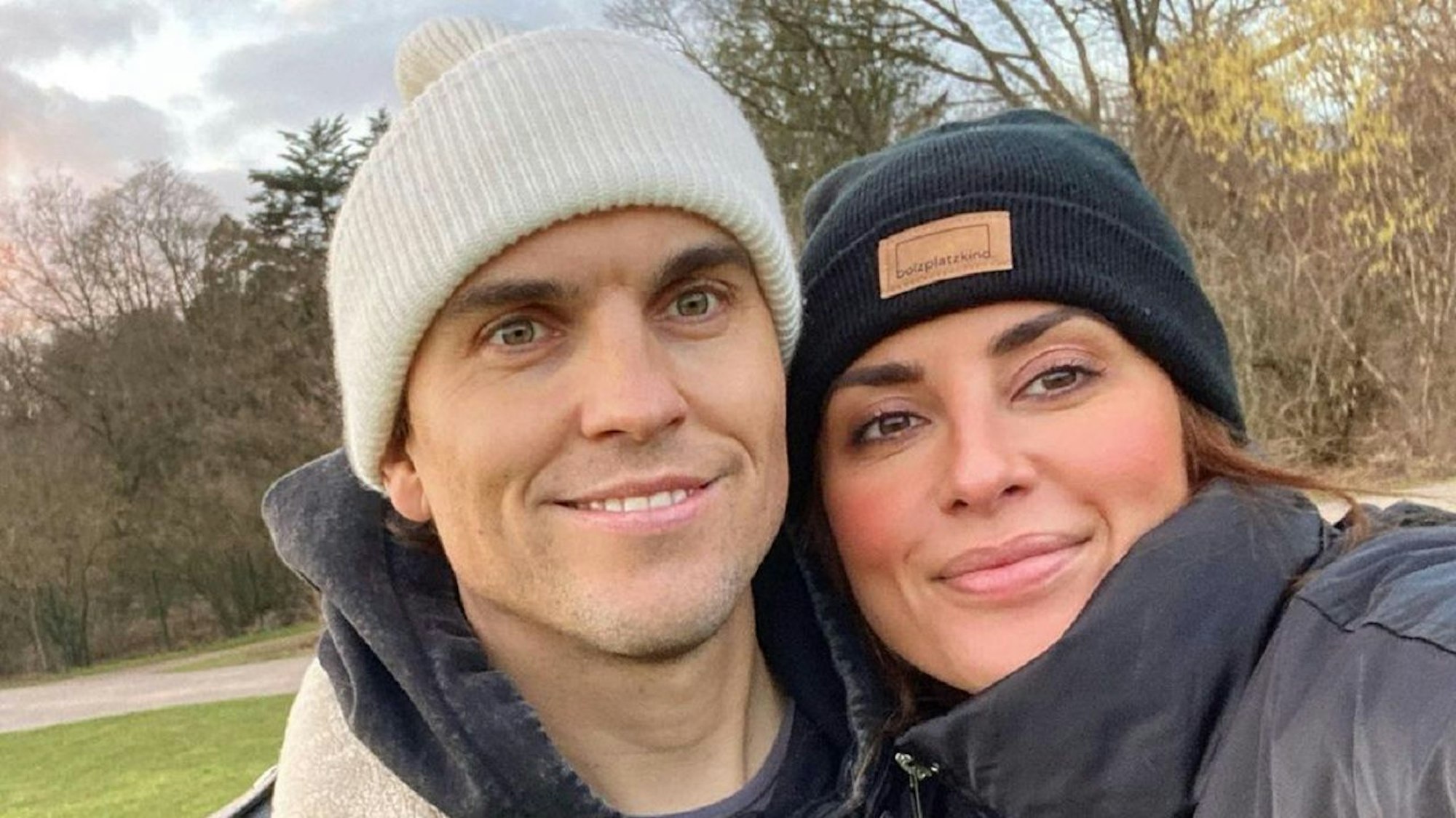 Jana Azizi und Triathlet Johann Ackermann posieren für ein Selfie