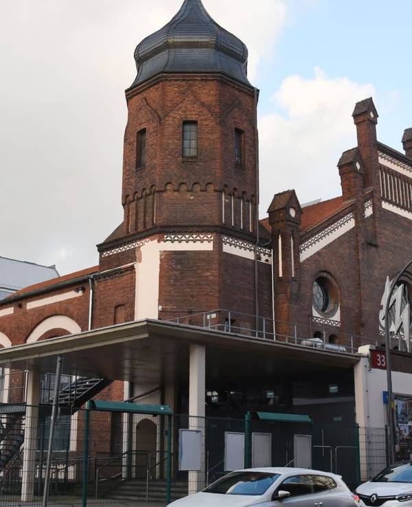 Die Eventhalle E-Werk in Köln von außen betrachtet.