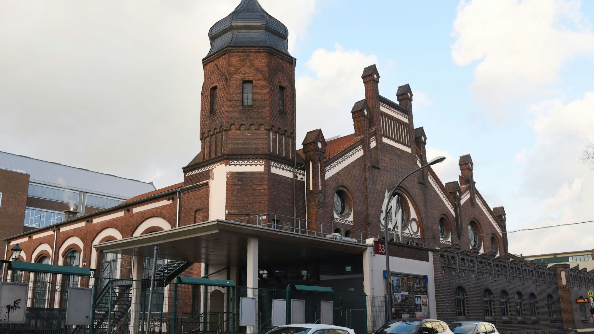 Die Eventhalle E-Werk in Köln von außen betrachtet.