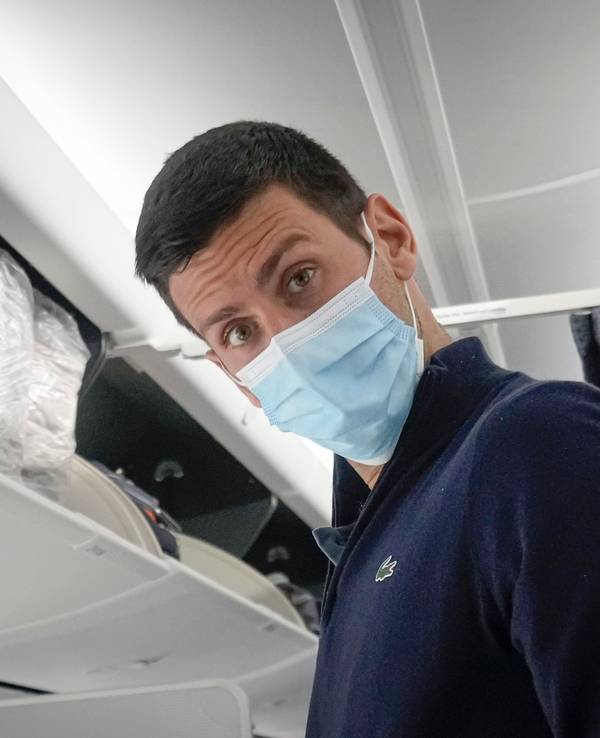 Novak Djokovic in einem Flugzeug nach Belgrad in Dubai am 17. Januar 2022.