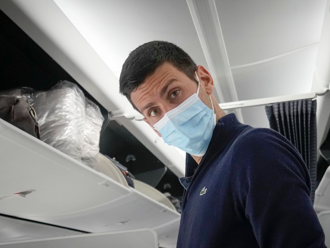 Novak Djokovic in einem Flugzeug nach Belgrad in Dubai am 17. Januar 2022.