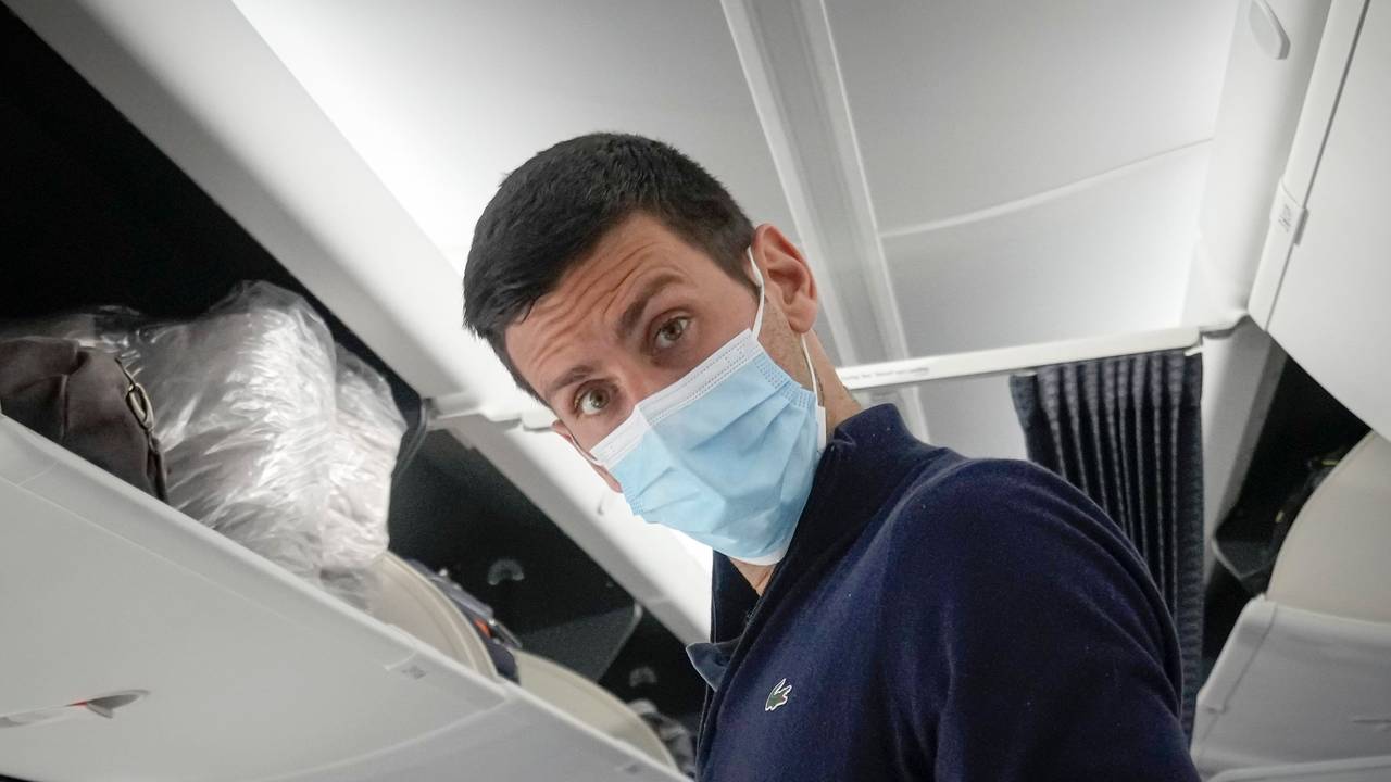 Novak Djokovic in einem Flugzeug nach Belgrad in Dubai am 17. Januar 2022.