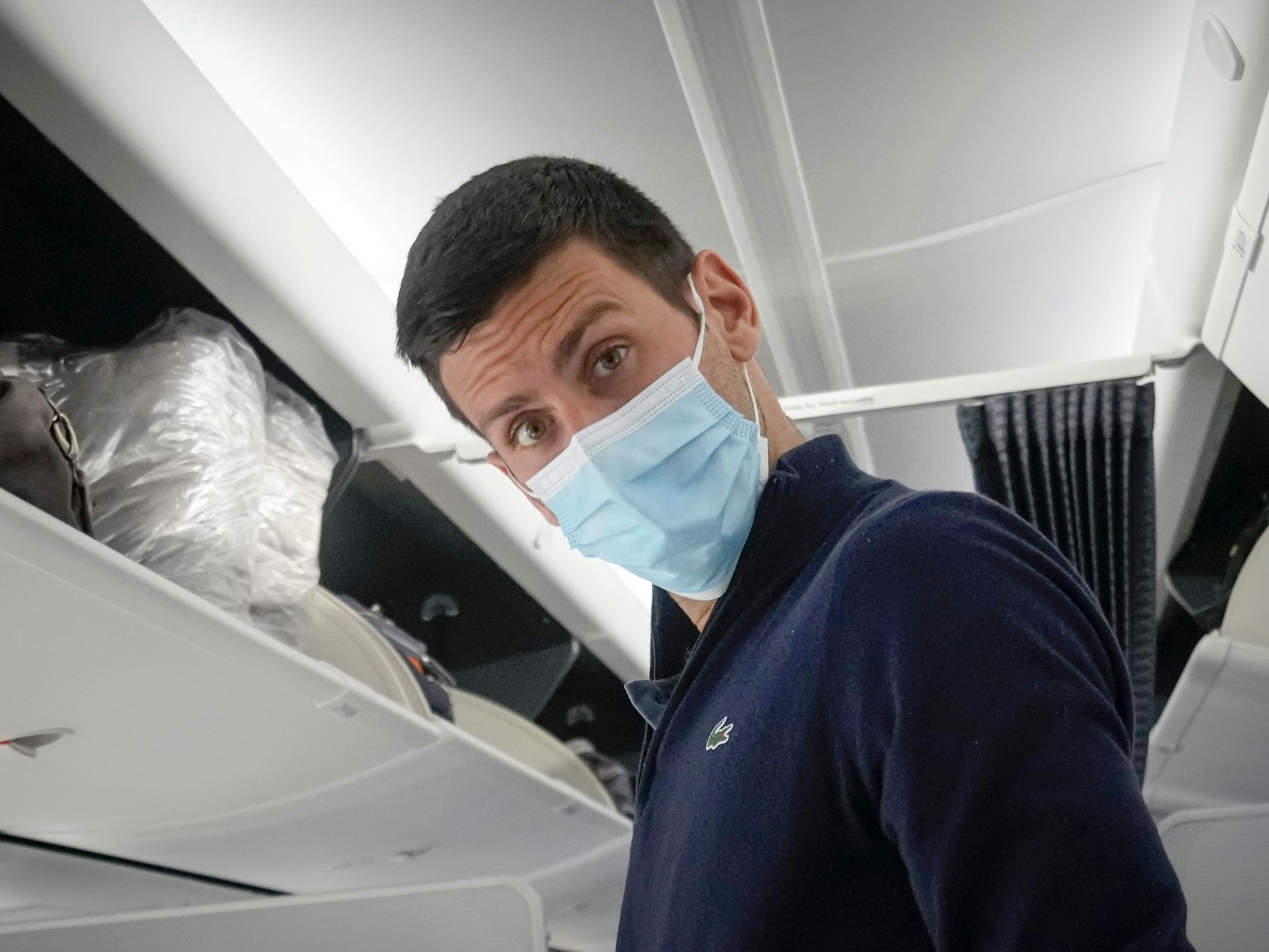 Novak Djokovic in einem Flugzeug nach Belgrad in Dubai am 17. Januar 2022.