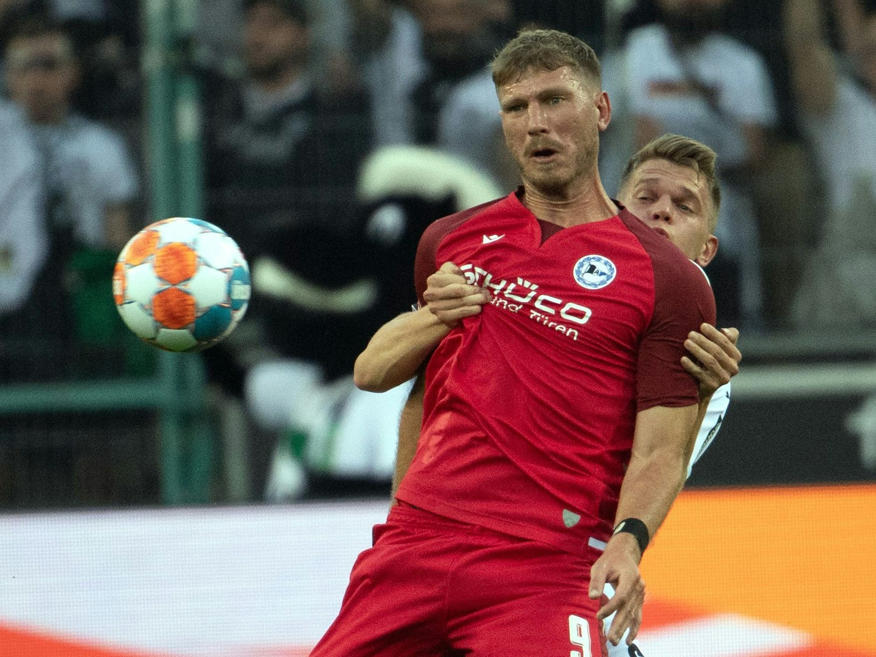 Fabian Klos im Zweikampf gegen Matthias Ginter um den Ball