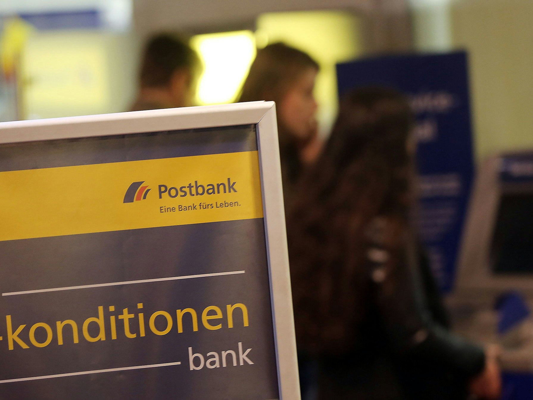 Blick auf einen Eingangsbereich einer Postbankfiliale