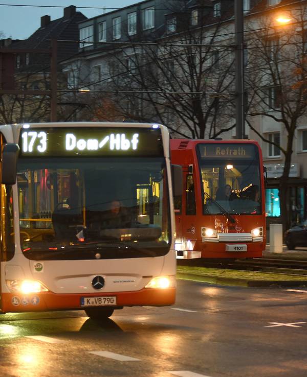 16.12.2019 Köln erste Fahrten der Express-Bus Linien 172/173 KVB Impressionen der neuen Buslinien von 7 - 9 Uhr von Widdersdorf Richtung Dom Hbf - Aachener Straße
Foto: Csaba Peter Rakoczy