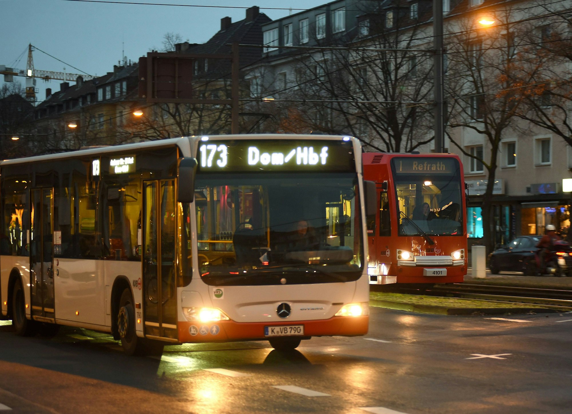 16.12.2019 Köln erste Fahrten der Express-Bus Linien 172/173 KVB Impressionen der neuen Buslinien von 7 - 9 Uhr von Widdersdorf Richtung Dom Hbf - Aachener Straße
Foto: Csaba Peter Rakoczy