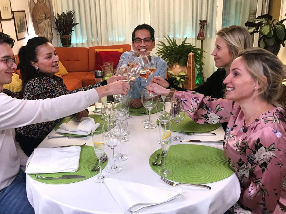 Der Kölner Foodblogger Dennis auf einem Foto aus der Sendung vom 15. Februar 2022 mit seinen Gästen am Tisch von „Das perfekte Dinner“.