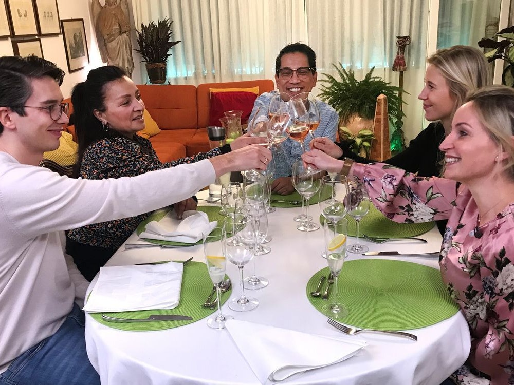 Der Kölner Foodblogger Dennis auf einem Foto aus der Sendung vom 15. Februar 2022 mit seinen Gästen am Tisch von „Das perfekte Dinner“.