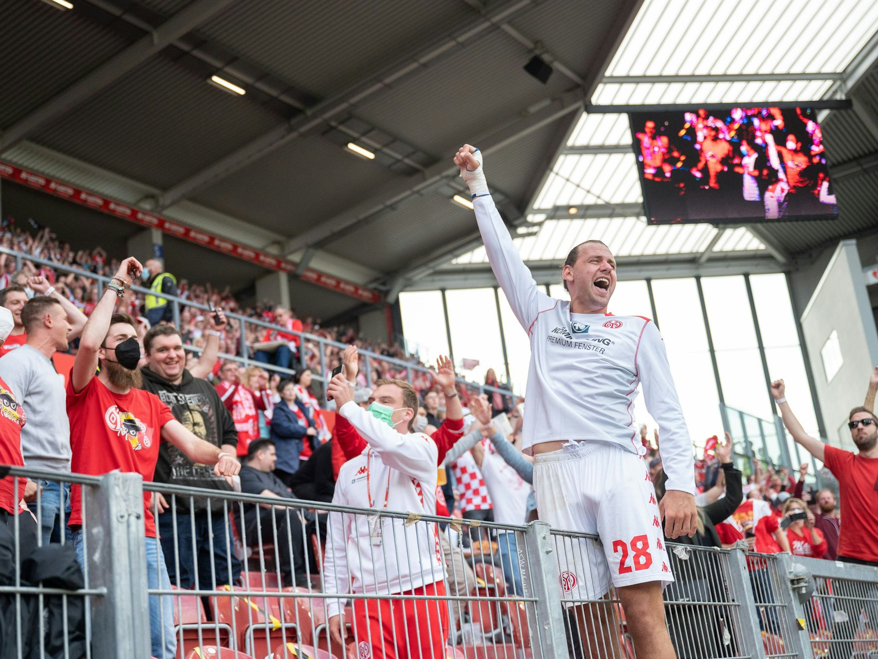 Adam Szalai feiert gemeinsam mit den Fans den Sieg gegen Fürth. Auf dem Zaun streckt er seine Faust in die Luft.