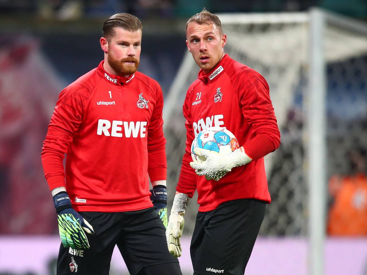 Timo Horn und Marvin Schwäbe wärmen sich beim 1. FC Köln auf.
