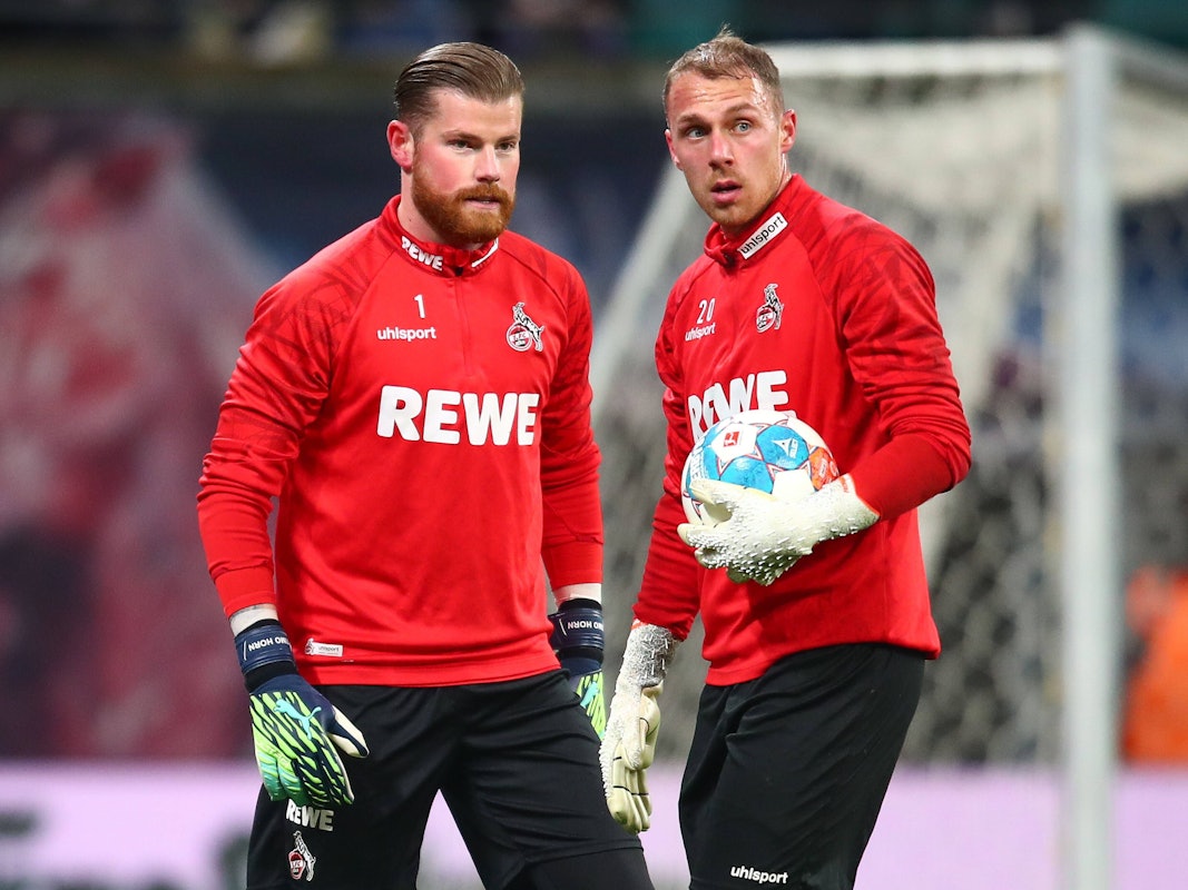 Timo Horn und Marvin Schwäbe wärmen sich beim 1. FC Köln auf.