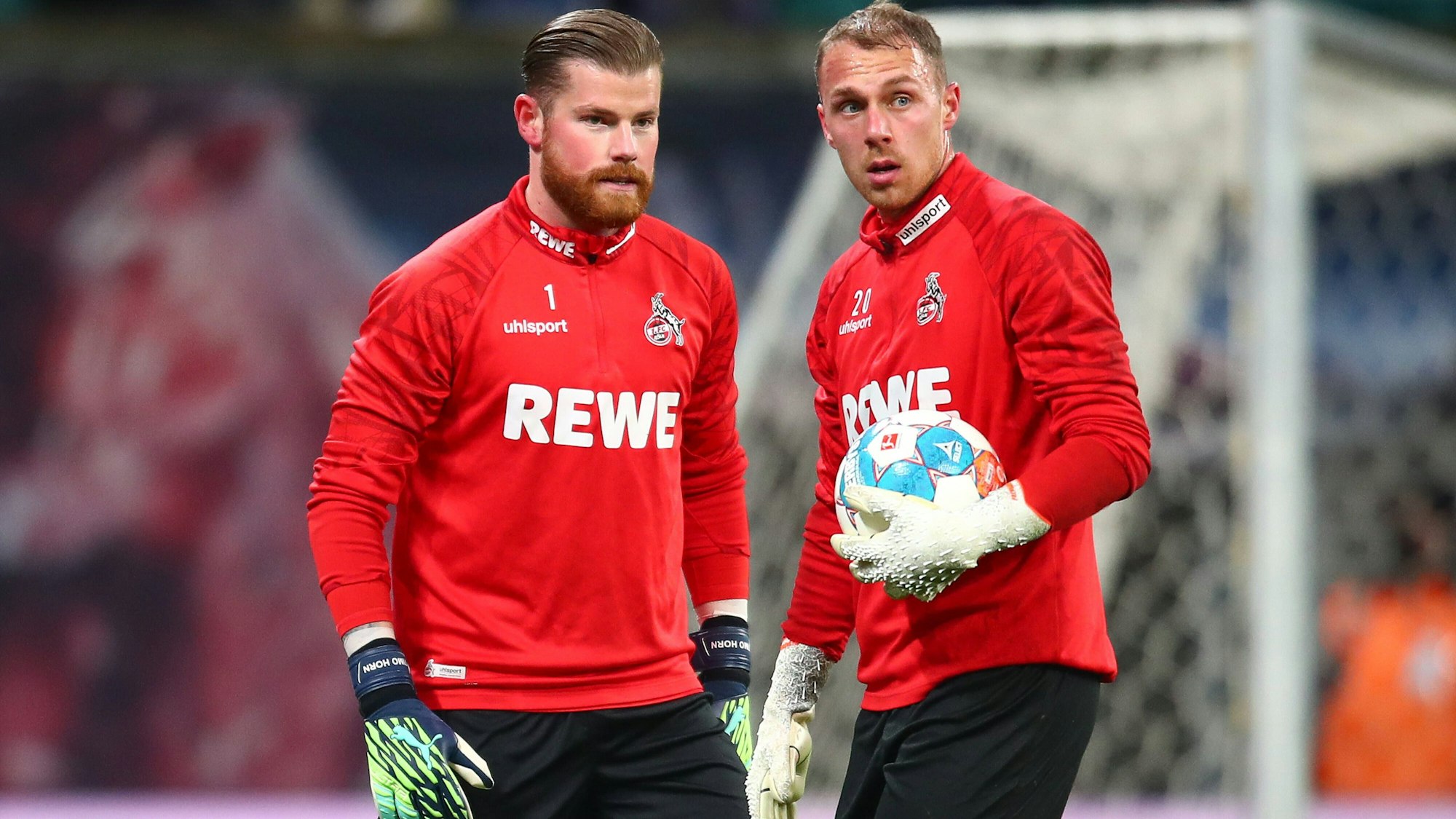 Timo Horn und Marvin Schwäbe wärmen sich beim 1. FC Köln auf.