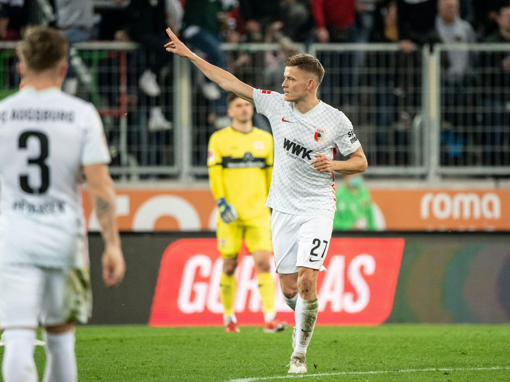 Alfred Finnbogason jubelt nach seinem Treffer gegen den VfB Stuttgart und streckt seinen rechten Arm grüßend richtung Fans