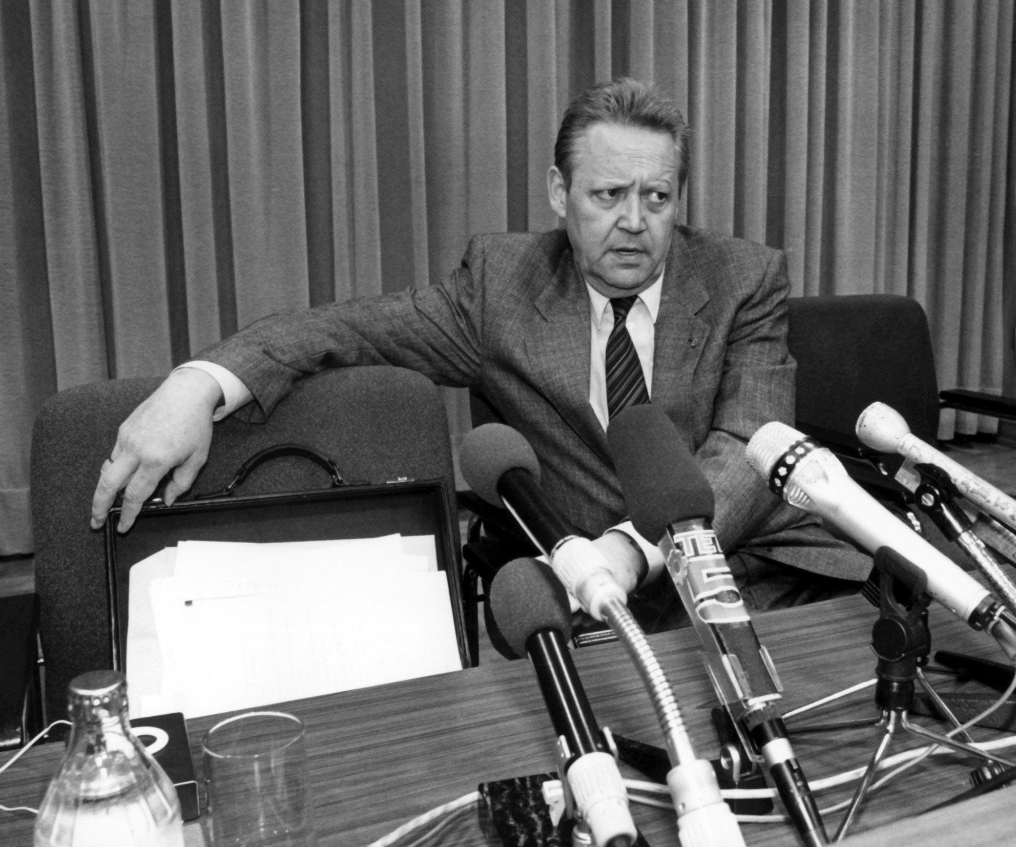Ein ernstes Gesicht macht Günter Schabowski, auf der Pressekonferenz am 09. November 1989. Auf dieser gab Schabowski die Öffnung der Grenze bekannt.