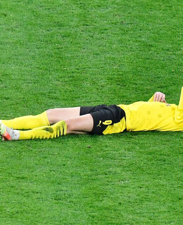 Erling Haaland liegt verletzt am Boden.