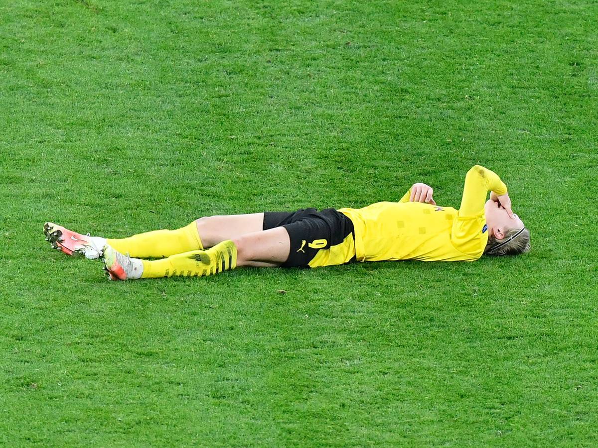 Erling Haaland liegt verletzt am Boden.