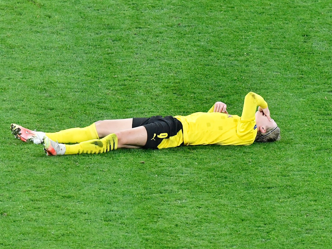 Erling Haaland liegt verletzt am Boden.