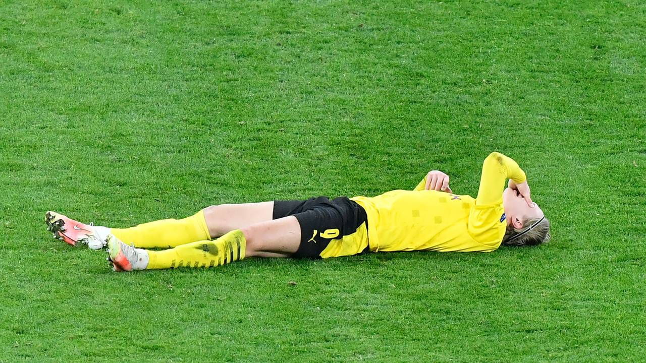 Erling Haaland liegt verletzt am Boden.