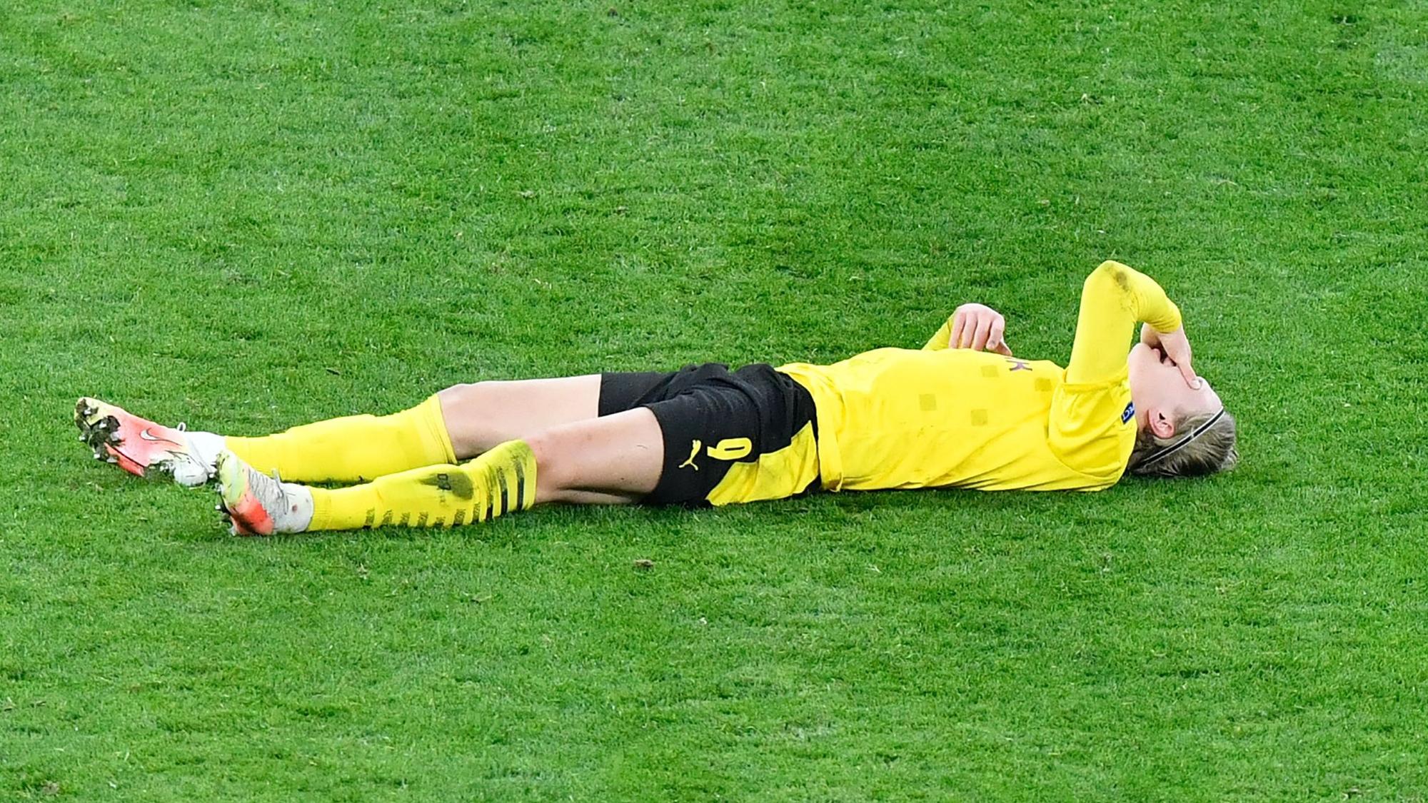 Erling Haaland liegt verletzt am Boden.