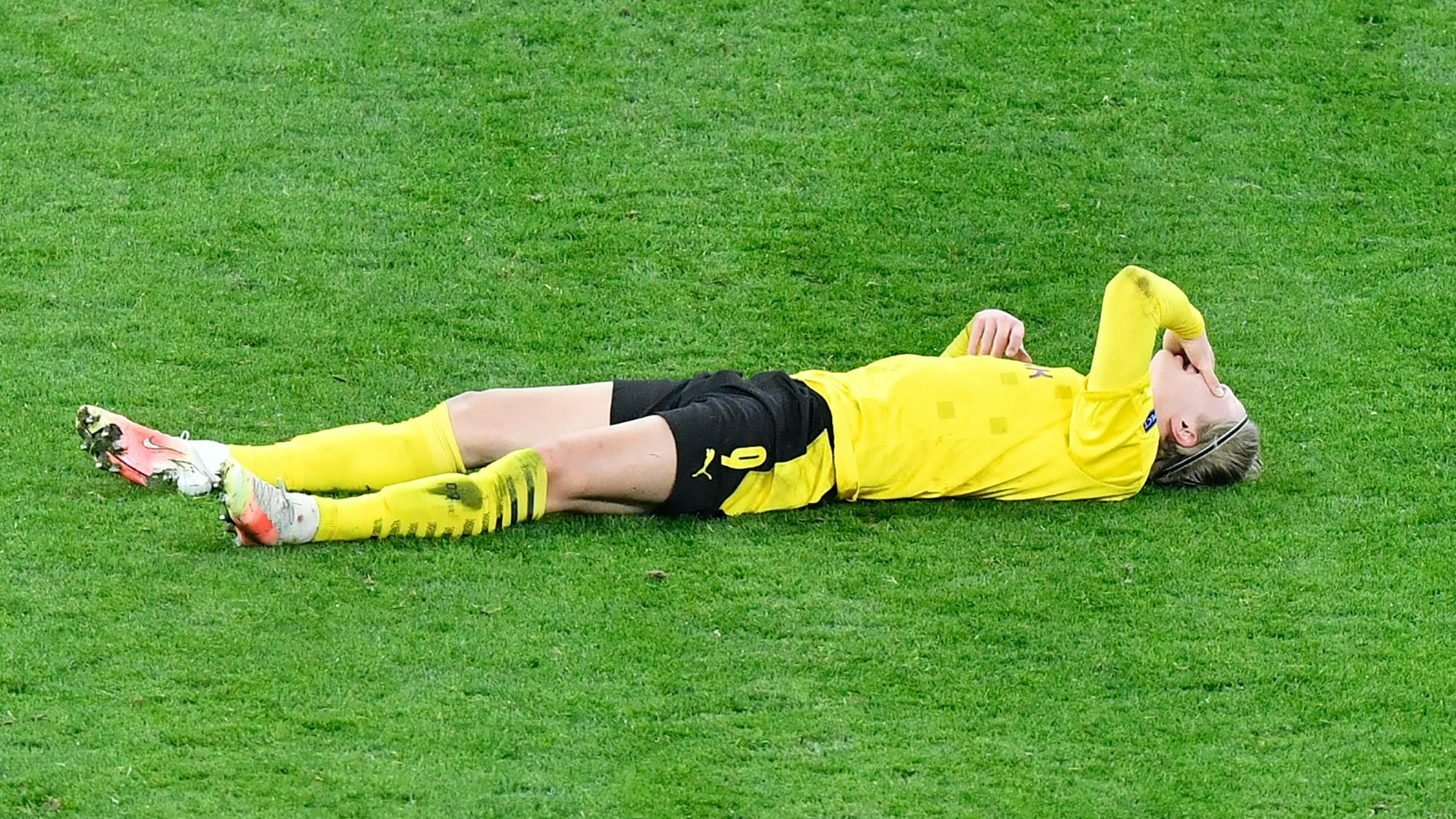 Erling Haaland liegt verletzt am Boden.