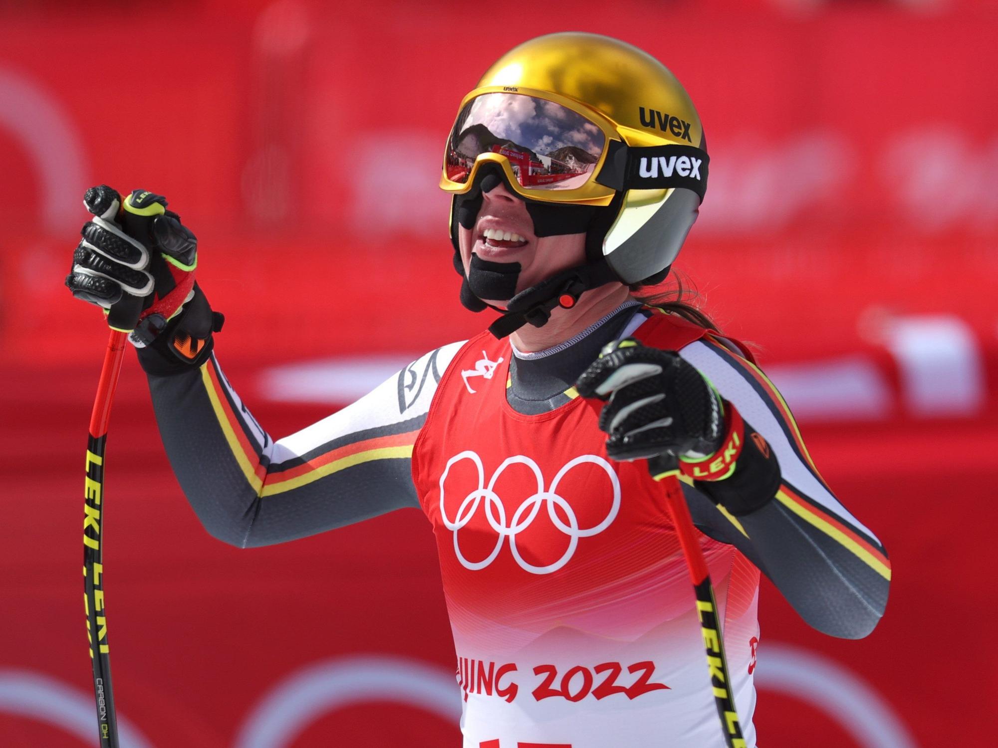 Kira Weidle ärgert sich nach der Olympia-Abfahrt in Peking über Platz vier.