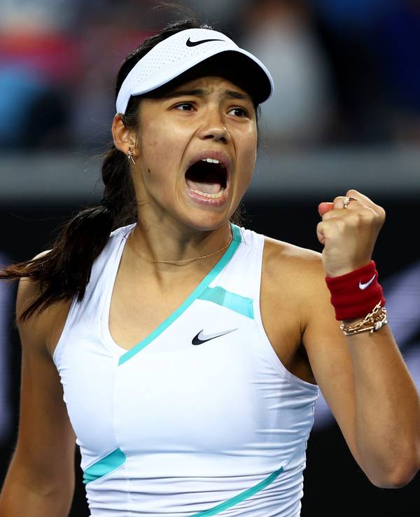 Die britische Tennisspielerin Emma Raducanu feiert einen Punkt beim Spiel gegen die US-Amerikanerin Sloane Stephens bei den Australian Open in Melbourne am 18. Januar 2022.
