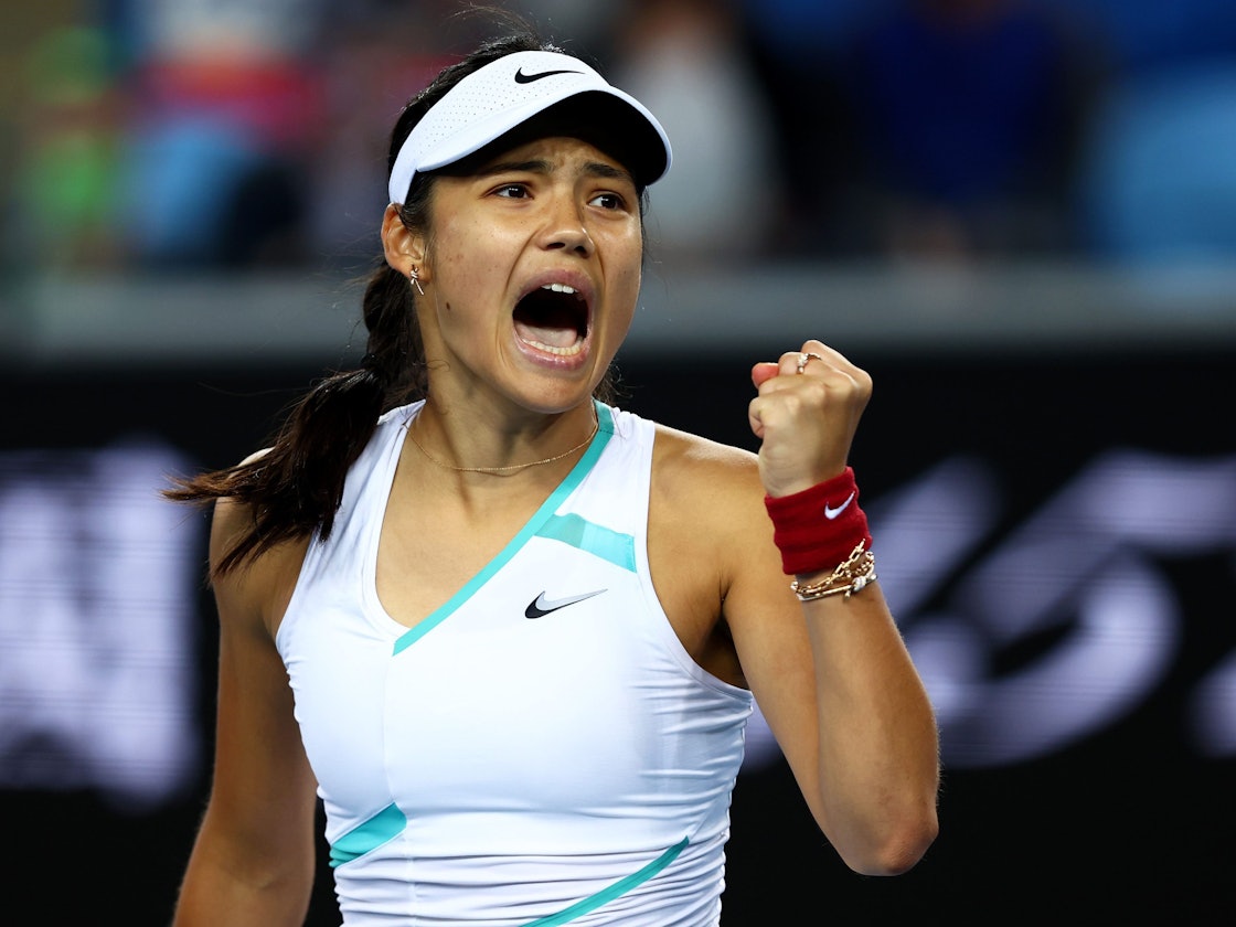 Die britische Tennisspielerin Emma Raducanu feiert einen Punkt beim Spiel gegen die US-Amerikanerin Sloane Stephens bei den Australian Open in Melbourne am 18. Januar 2022.