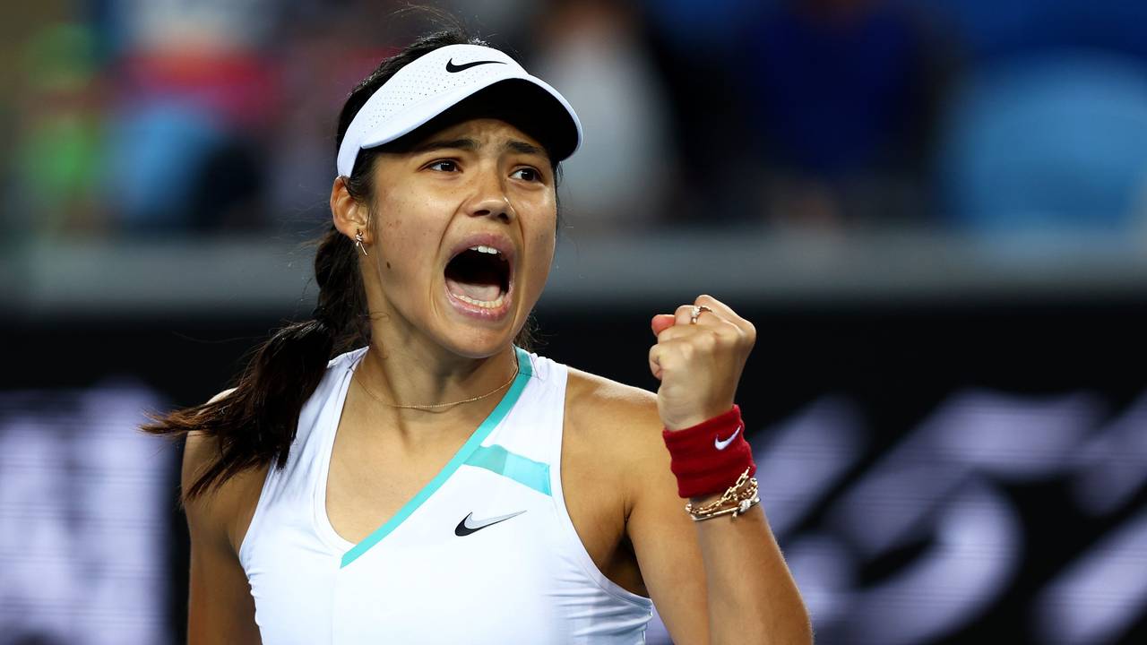 Die britische Tennisspielerin Emma Raducanu feiert einen Punkt beim Spiel gegen die US-Amerikanerin Sloane Stephens bei den Australian Open in Melbourne am 18. Januar 2022.