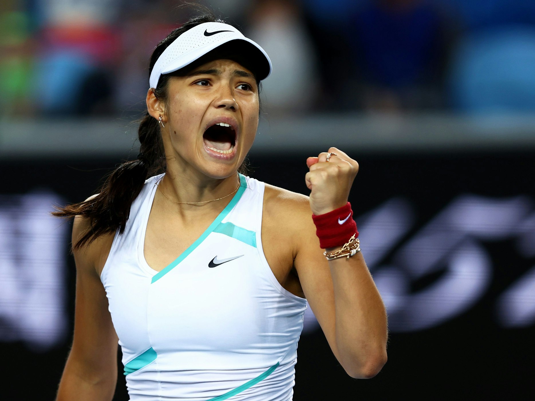 Die britische Tennisspielerin Emma Raducanu feiert einen Punkt beim Spiel gegen die US-Amerikanerin Sloane Stephens bei den Australian Open in Melbourne am 18. Januar 2022.