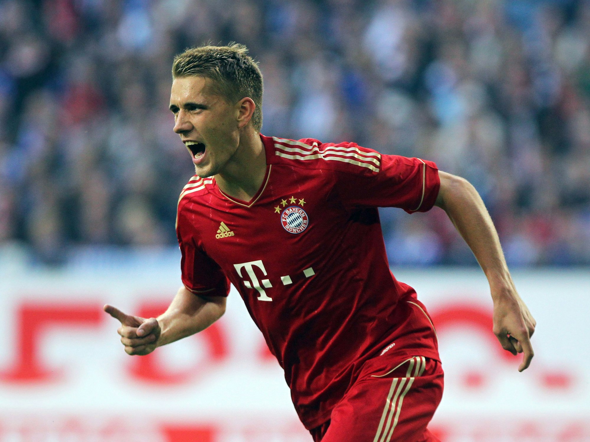 Nils Petersen bejubelt sein Tor gegen Schalke 04 im Jahr 2011.