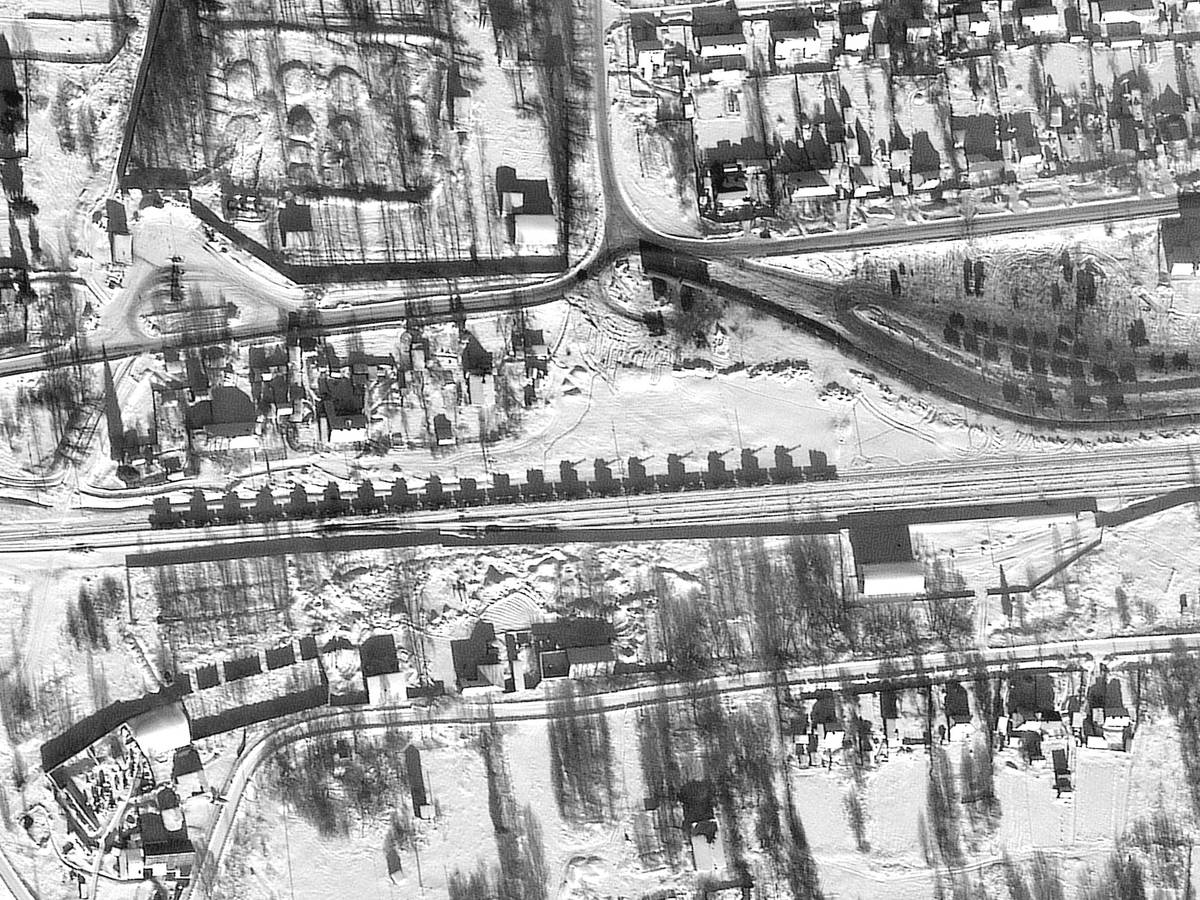 Satellitenbilder von der russisch-ukrainischen Grenze zeigen Panzer und Artillerie in Yelnya.