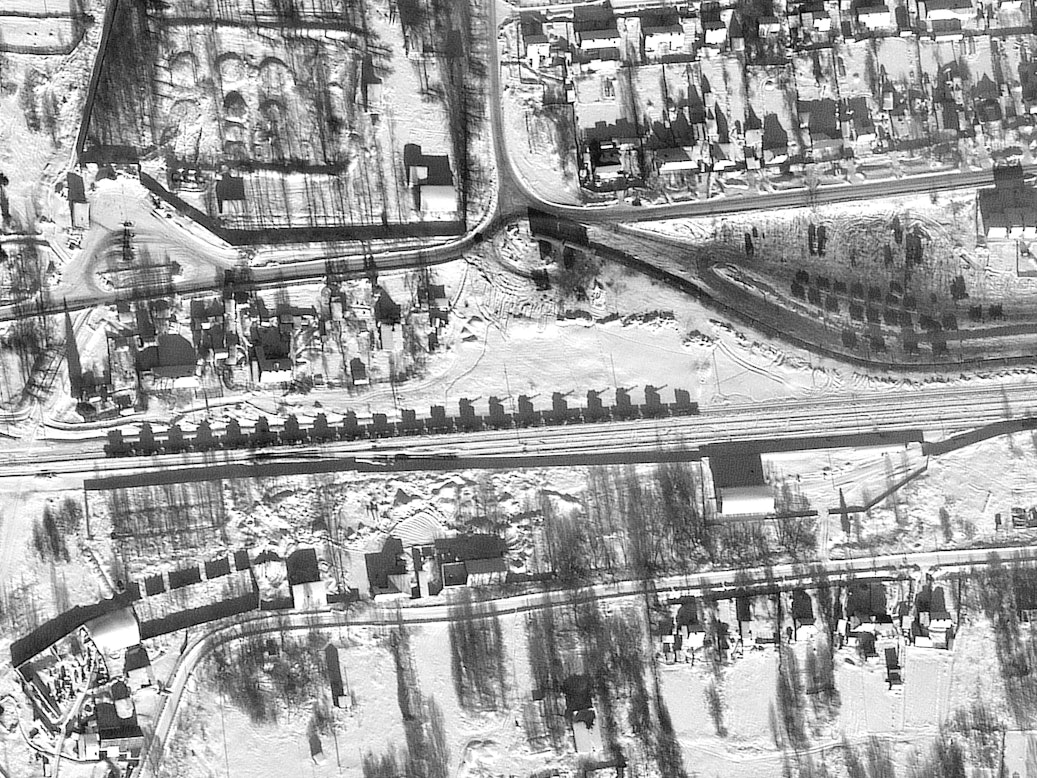 Satellitenbilder von der russisch-ukrainischen Grenze zeigen Panzer und Artillerie in Yelnya.