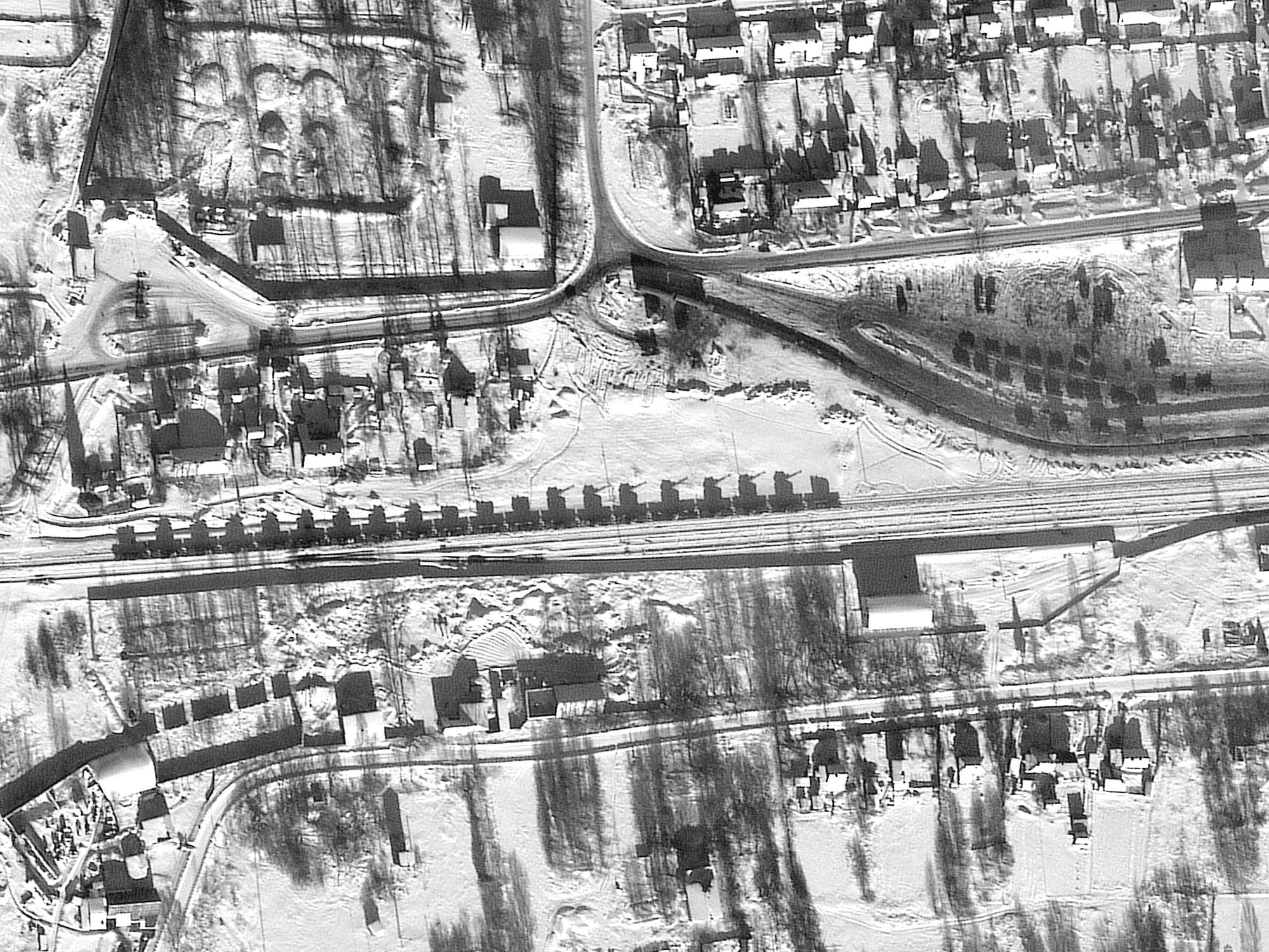 Satellitenbilder von der russisch-ukrainischen Grenze zeigen Panzer und Artillerie in Yelnya.