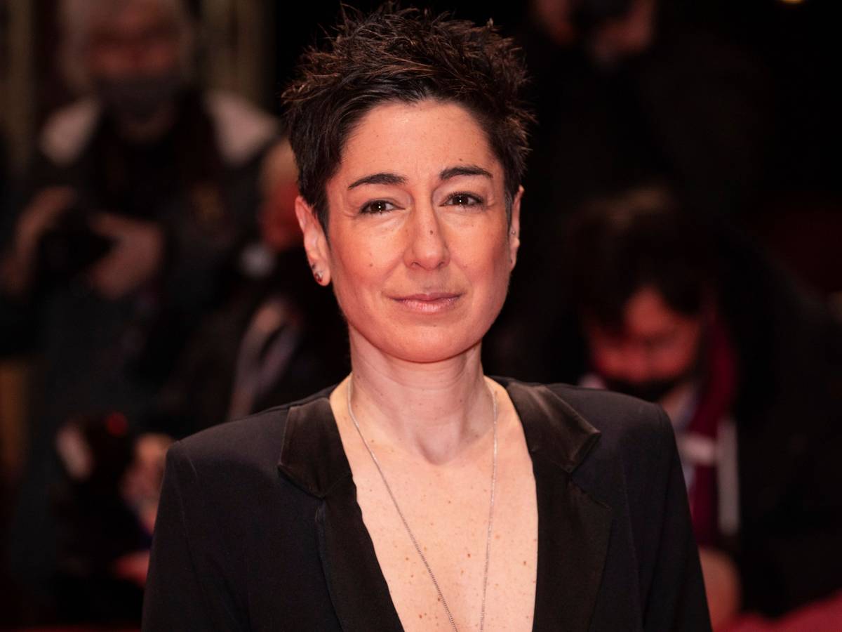 Dunja Hayali posiert bei der Berlinale für die Fotografen auf dem Roten Teppich.