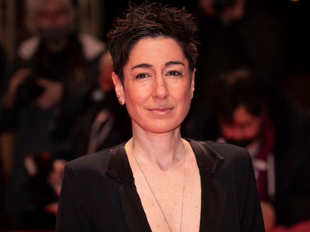 Dunja Hayali posiert bei der Berlinale für die Fotografen auf dem Roten Teppich.
