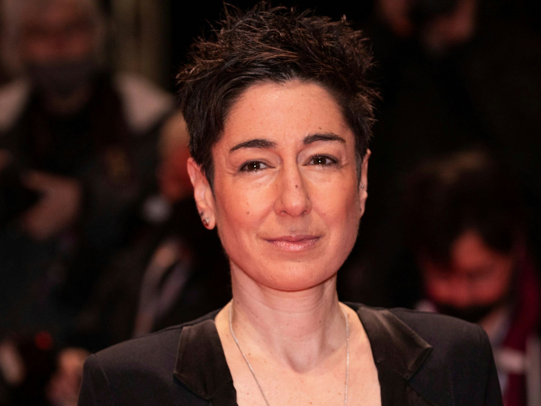 Dunja Hayali posiert bei der Berlinale für die Fotografen auf dem Roten Teppich.