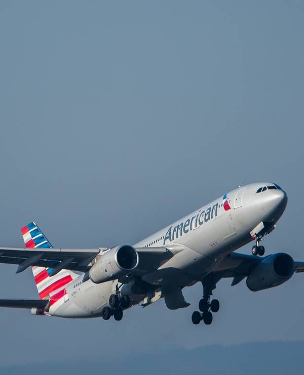 Ein Passagierflugzeug der Fluggesellschaft American Airlines im Steigflug.
