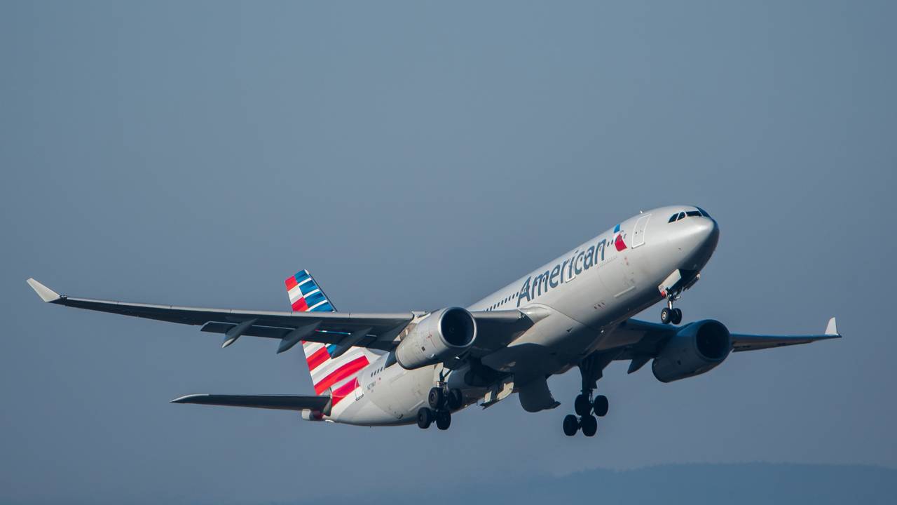 Ein Passagierflugzeug der Fluggesellschaft American Airlines im Steigflug.